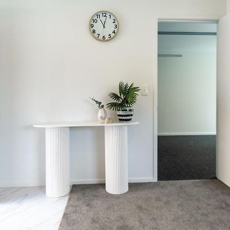 Riccarton 2 Bed 1 Bath W/Garage Apartment ไครสต์เชิร์ช ภายนอก รูปภาพ