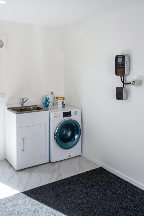Riccarton 2 Bed 1 Bath W/Garage Apartment ไครสต์เชิร์ช ภายนอก รูปภาพ